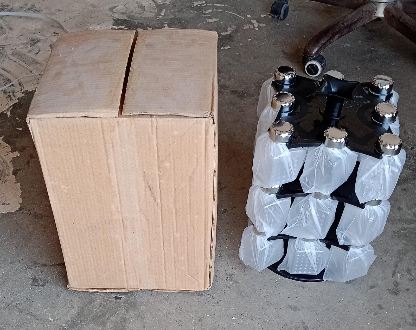 Kitchen spice rack with 24 square containers, 360° revolving design Kitchen spice rack with 24 square containers, 360° revolving design